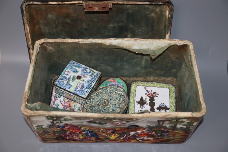 A Capo di Monte casket and nine various enamel and other boxes (10)